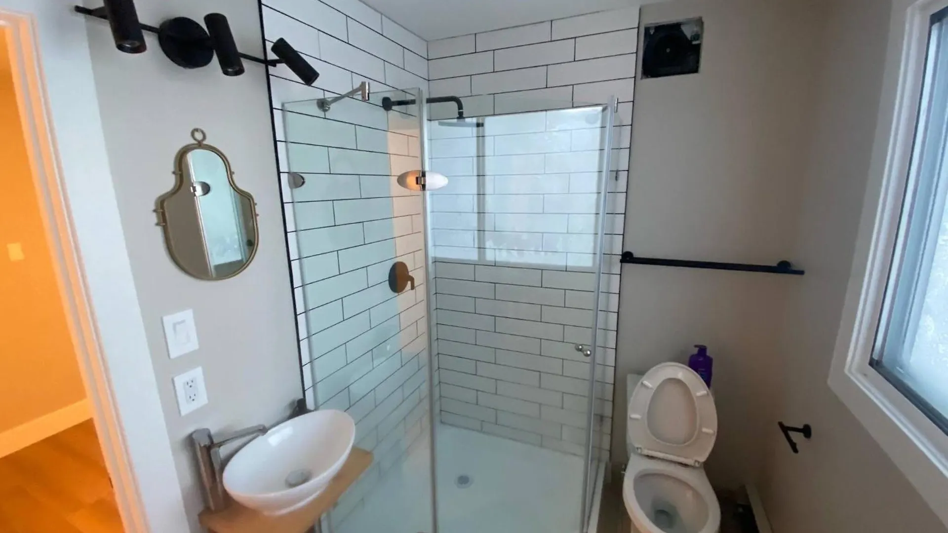 Morden Newly Renovated 1Br Flats, Walk To Whyte Hotel Edmonton 0*,  Canada