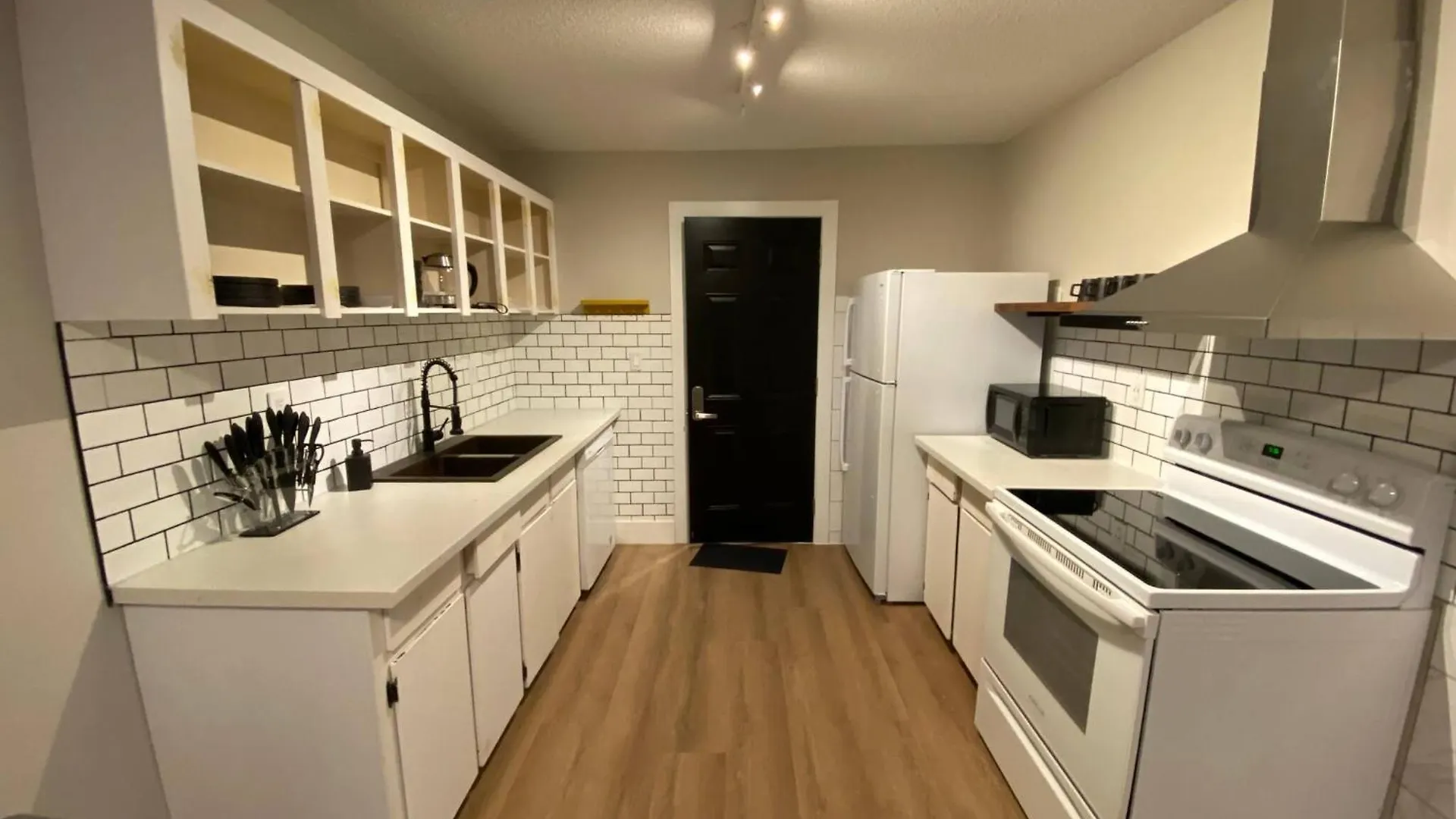 Hotel Morden Newly Renovated 1Br Flats, Walk To Whyte à Edmonton 0*,  Canada