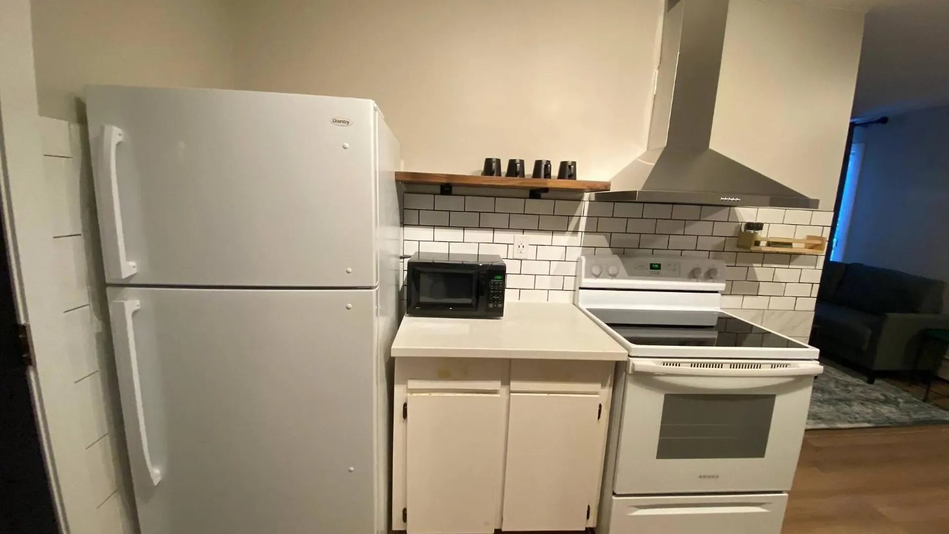 Morden Newly Renovated 1Br Flats, Walk To Whyte Hotel Edmonton Guest house