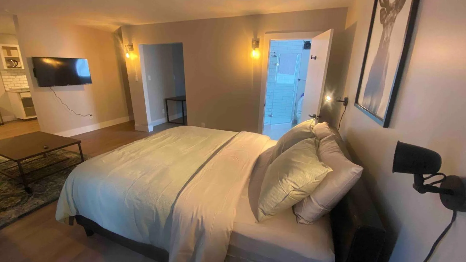 Guest house Morden Newly Renovated 1Br Flats, Walk To Whyte Hotel Edmonton Canada