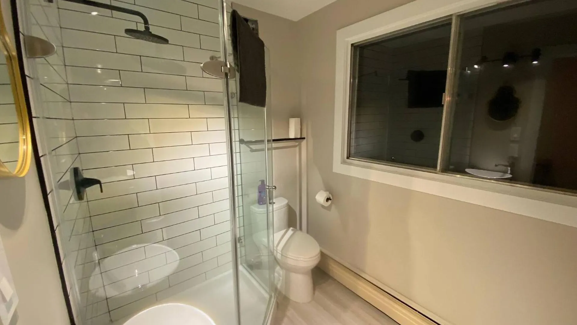 Guest house Morden Newly Renovated 1Br Flats, Walk To Whyte Hotel Edmonton