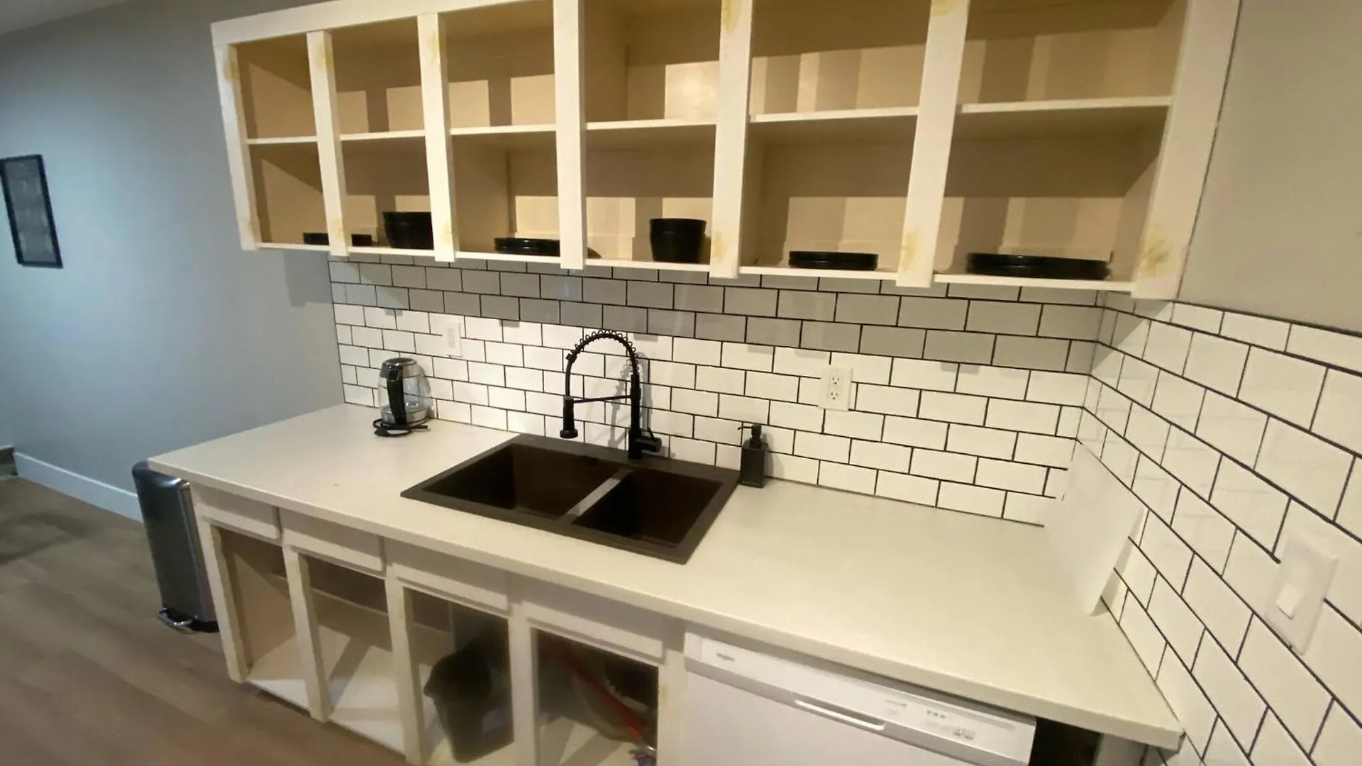 Morden Newly Renovated 1Br Flats, Walk To Whyte Hotel Edmonton Guest house